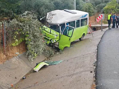 Gökçeada'da Minibüs Kazası: Yolcu Veli Kaymak Hayatını Kaybetti, 2 Yaralı