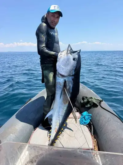 Gökçeada'da Sörf Eğitmenlerinden 65 Kiloluk Orkinos Avı