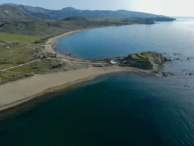 Yuvalı Plajı Rehberi: Gökçeada'nın Sakin Güney Koyu ve Bakanlık Tesisleri