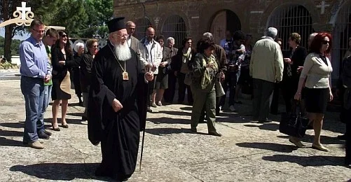Gökçeada Rum köyünde Ortodoks Paskalya kutlaması — rahip ve cemaat