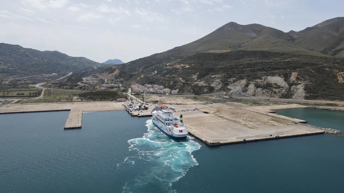 Gökçeada feribotu Kuzu Limanı iskelesinden ayrılırken