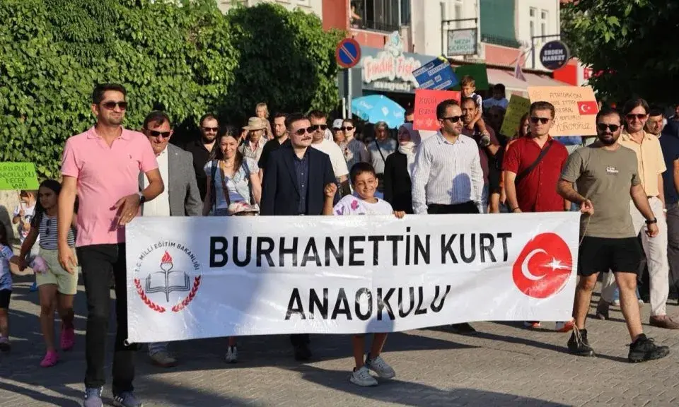 Bando eşliğinde renkli yürüyüş!