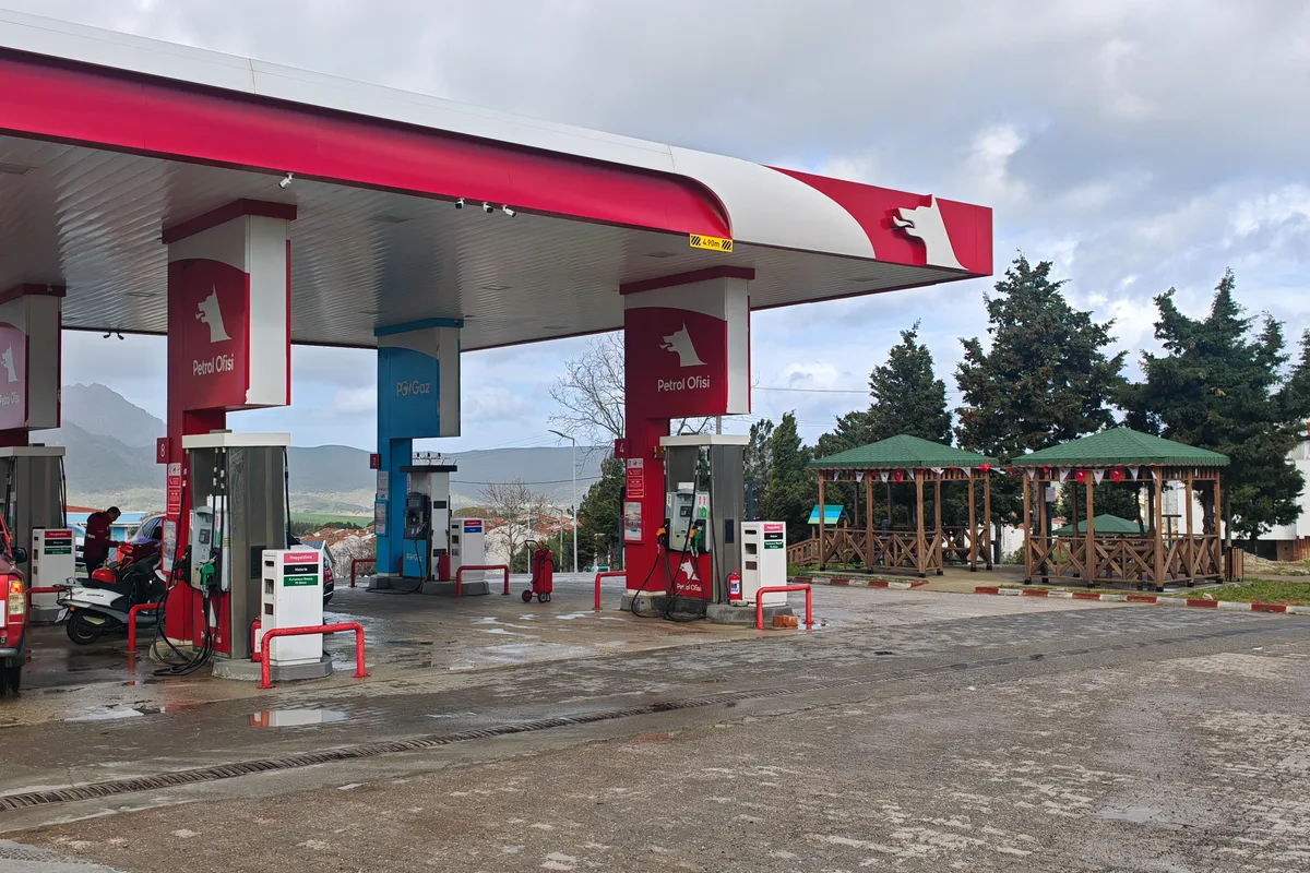 Gökçeada'da Akaryakıt ve Elektrikli Araç Şarj Rehberi (2026)