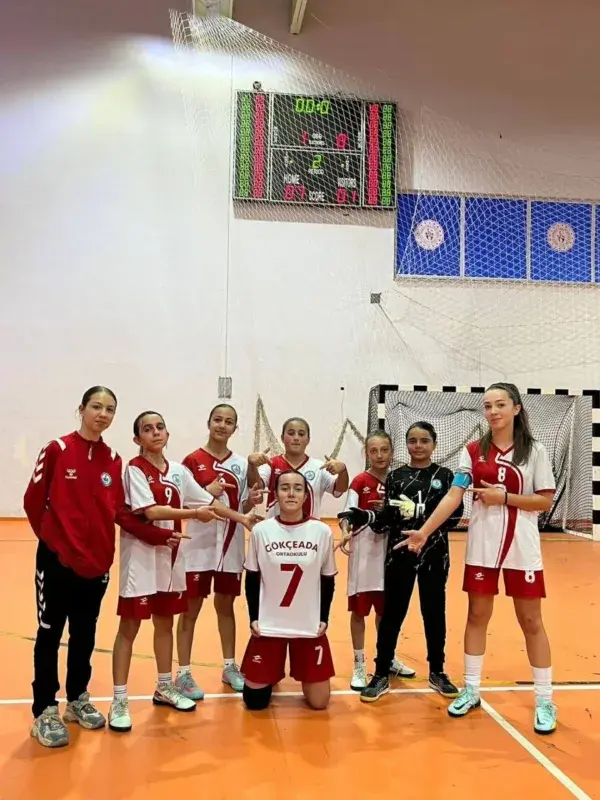 Gökçeada Ortaokulu Kız Futsal Takımı Turnuvada Rakiplerini Dağıtıyor