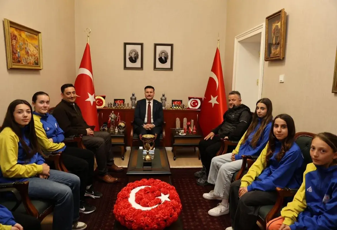 Gökçeada'nın Şampiyon Kız Futsalcıları Kaymakam Acar Tarafından Kabul Edildi
