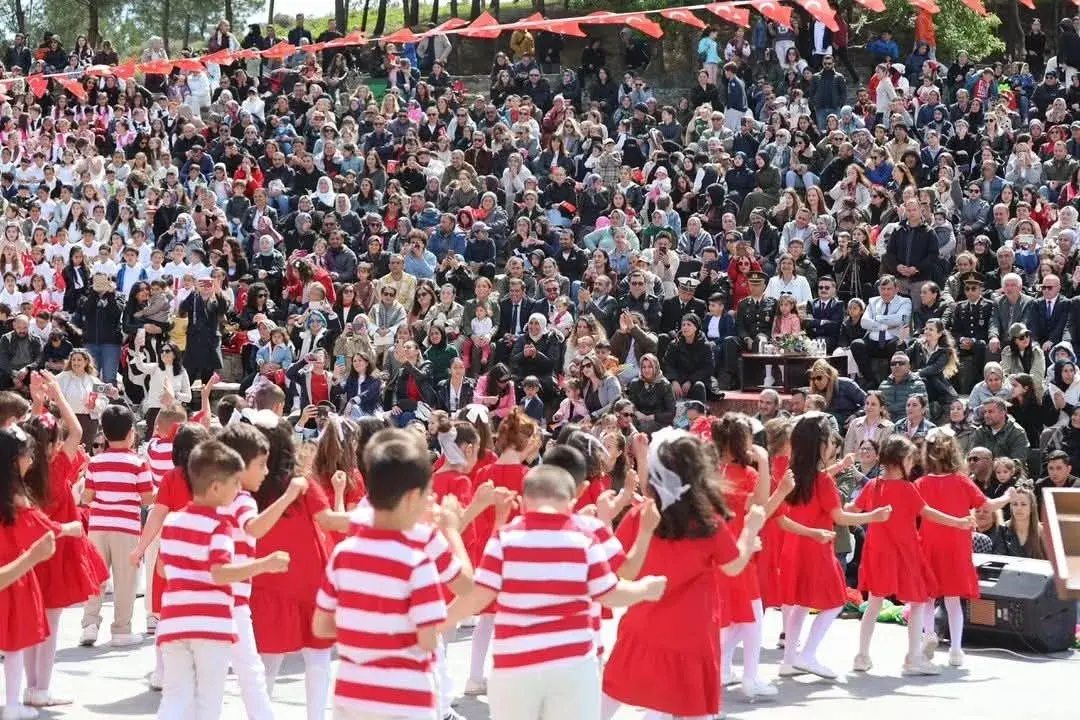 Gökçeada'da 23 Nisan Coşkusu: Meydan ve Amfi Doldu Taştı