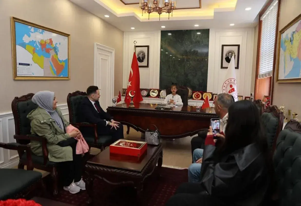 Gökçeada'da Minik Kaymakam: Zeynep Yılmaz Koltuğa Oturdu