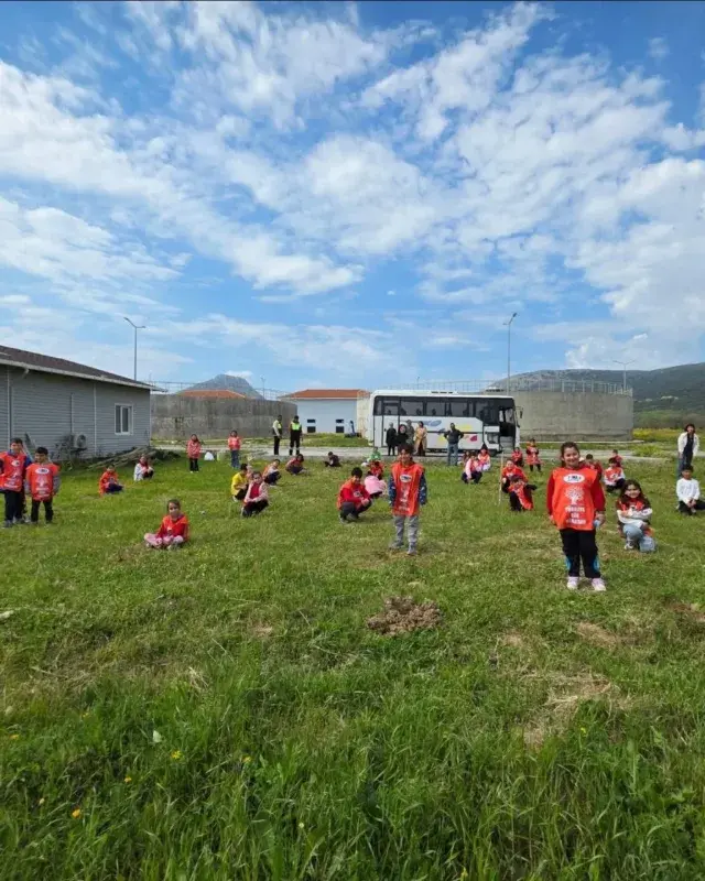 Gökçeada Belediyesi ve TEMA Vakfı'ndan Çocuklara Çevre Bilinci: Meşe Palamutları Toprakla Buluştu