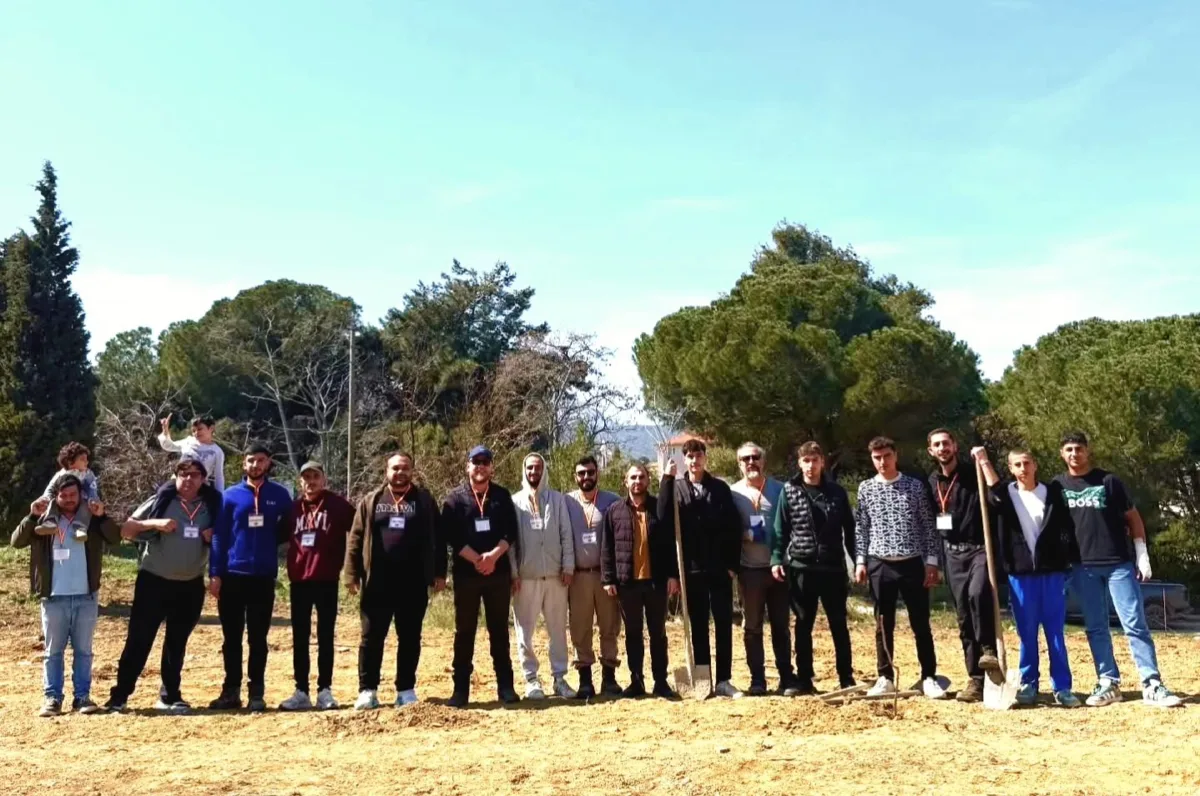 Gökçeadalı Gençlerden Vefa Örneği: Kaybettikleri Arkadaşları Anısına Fidan Diktiler