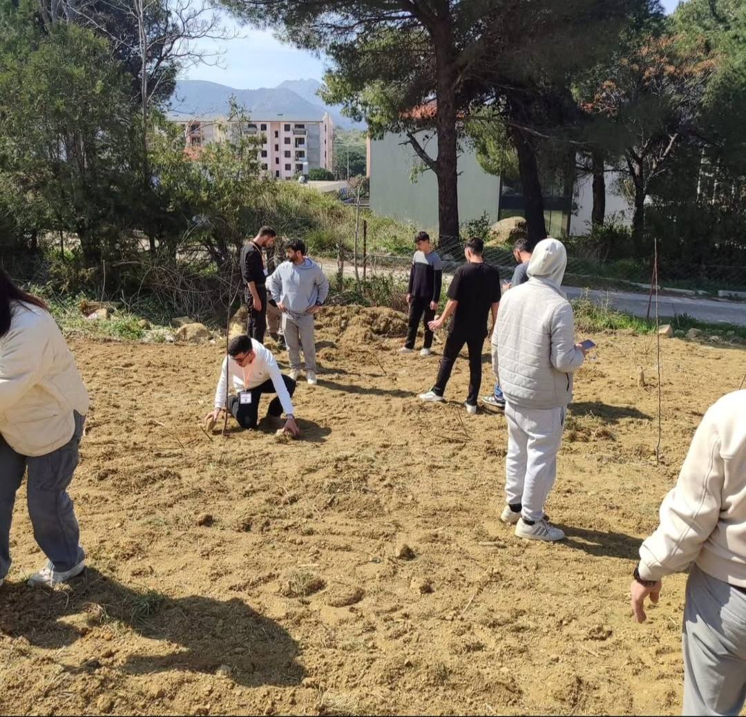 Gençler fidan dikerken