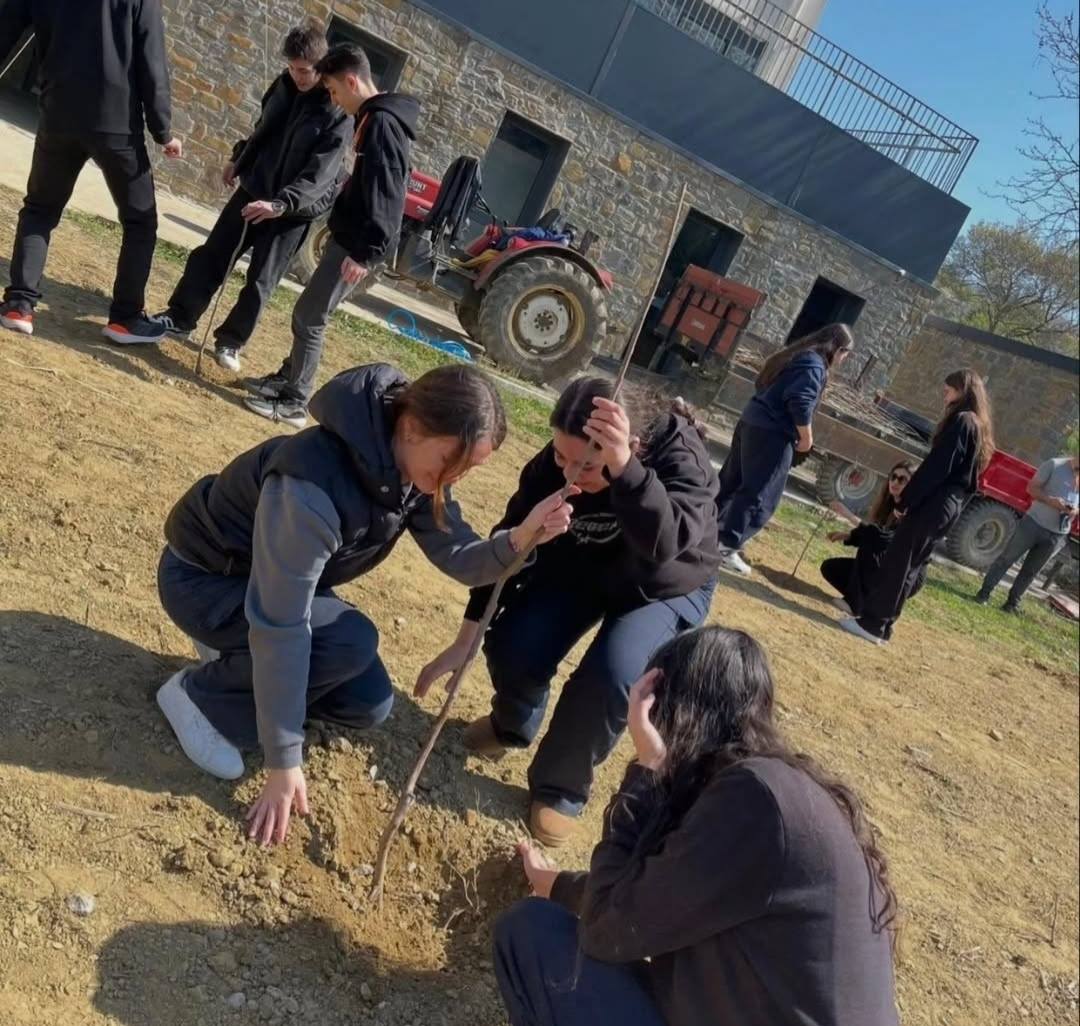 Gençler fidan dikerken