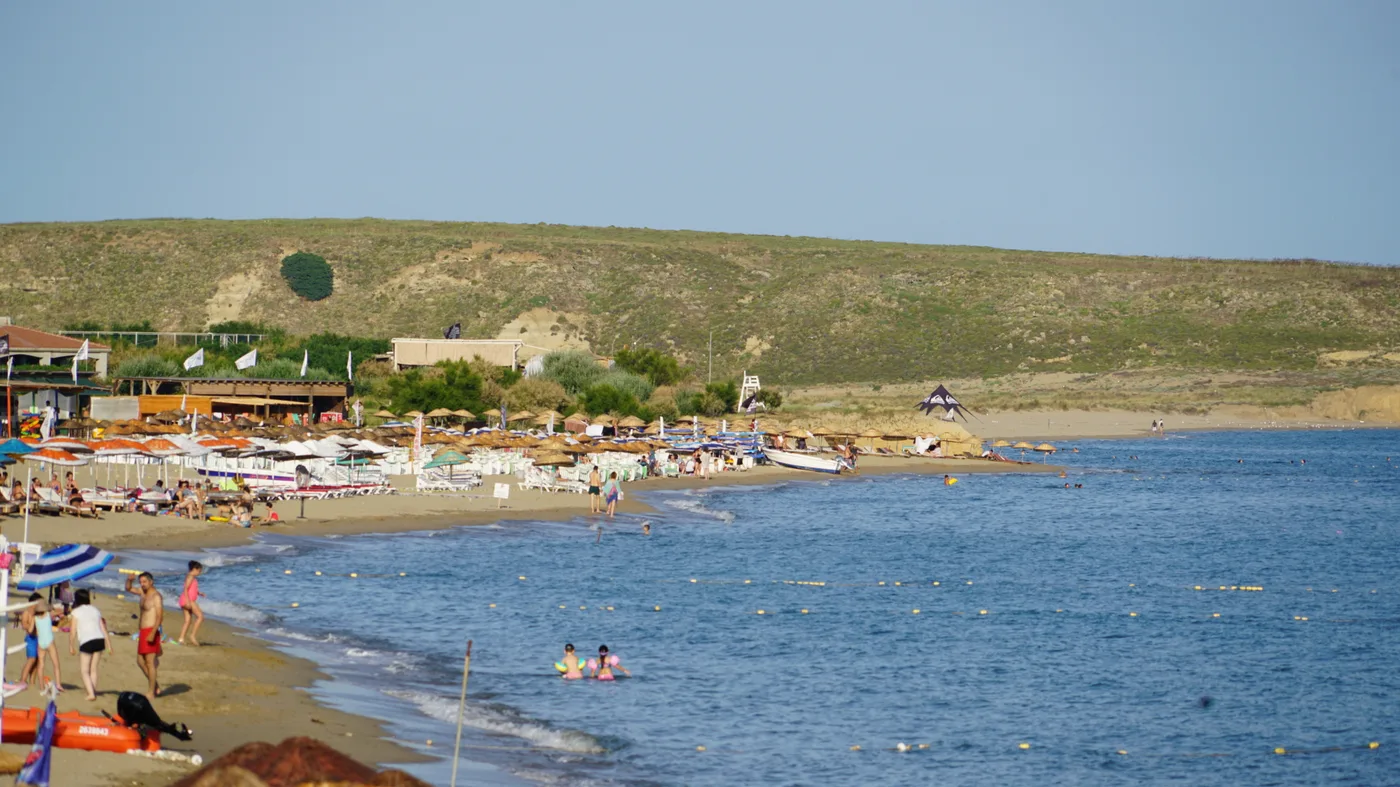 Kefalos Plajı Gökçeada - geniş kumsal ve rüzgar