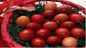 Paskalya için boyanmış kırmızı yumurtalar