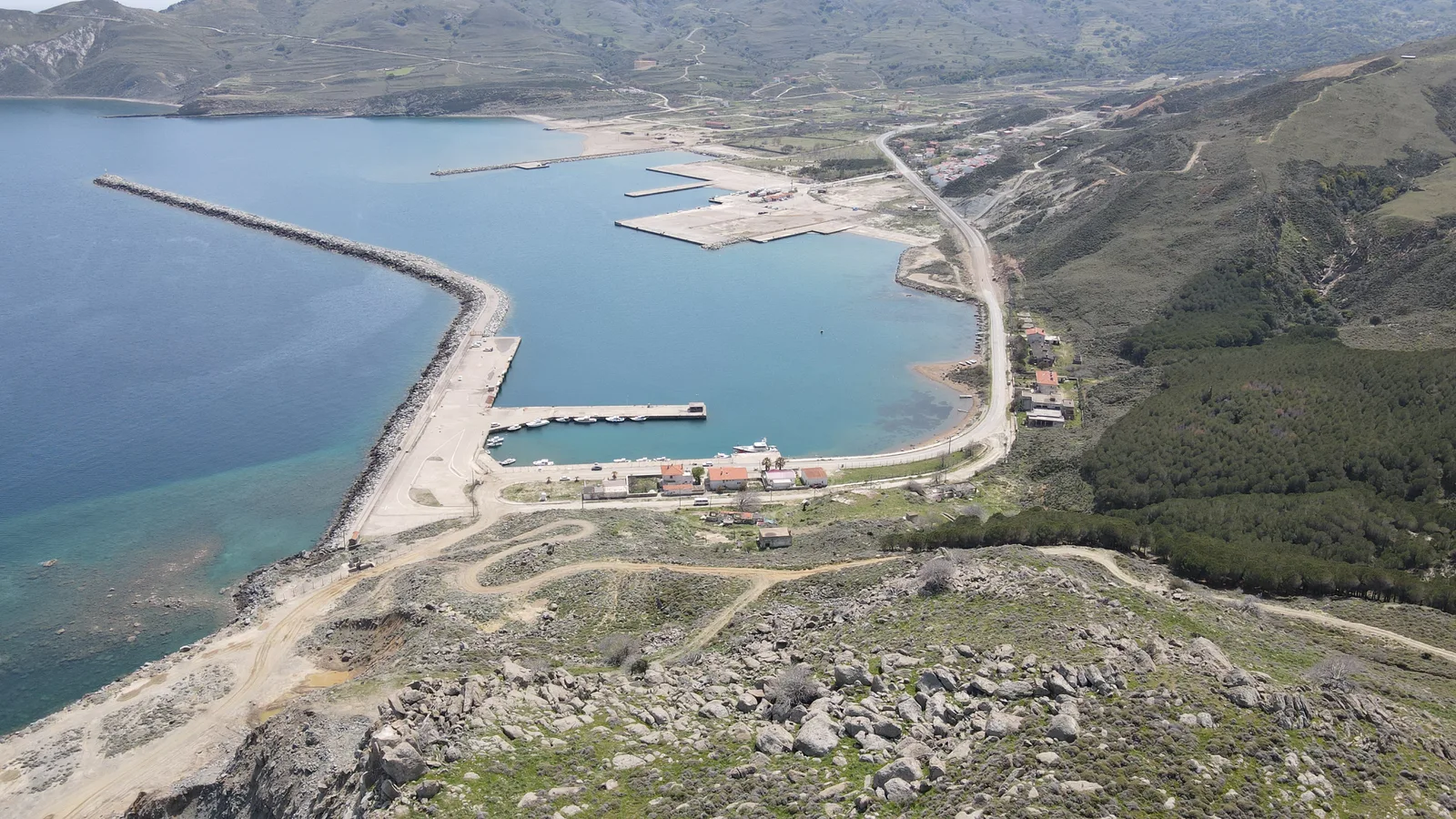 Gökçeada Kuzulimanı Plajı: Feribot İskelesi Yanındaki Uzun Kumsal Rehberi 2026