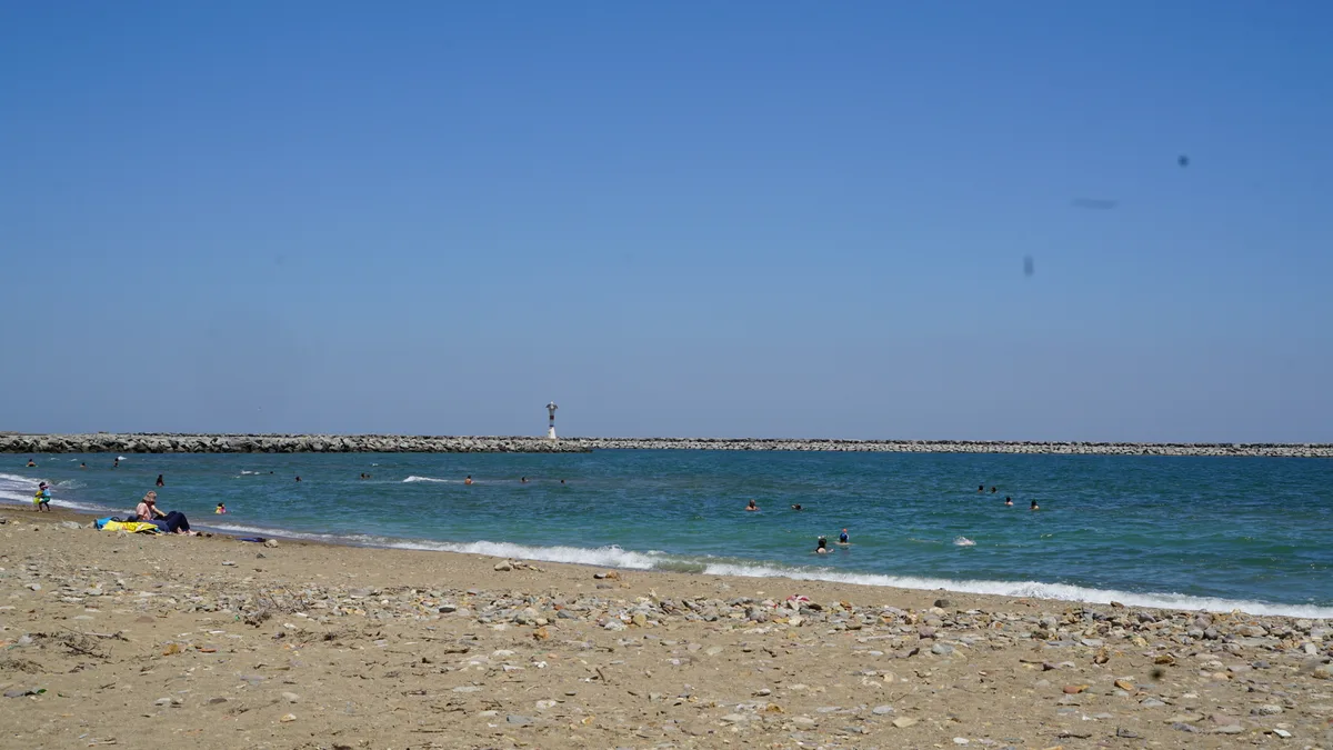 Kuzulimanı Plajı - şezlong ve tesis alanı