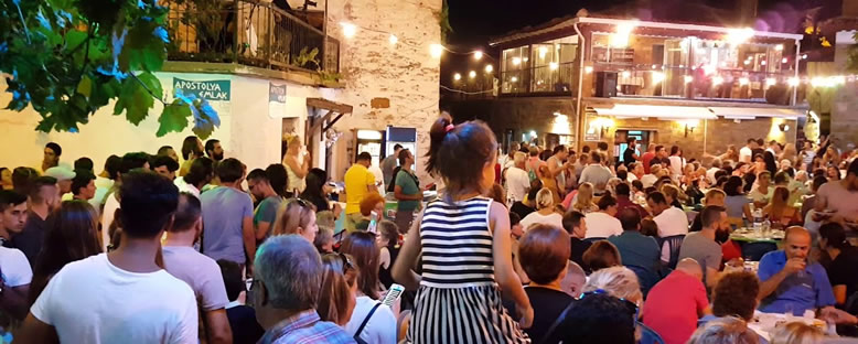 Gökçeada'da panayır gecesi köy meydanı