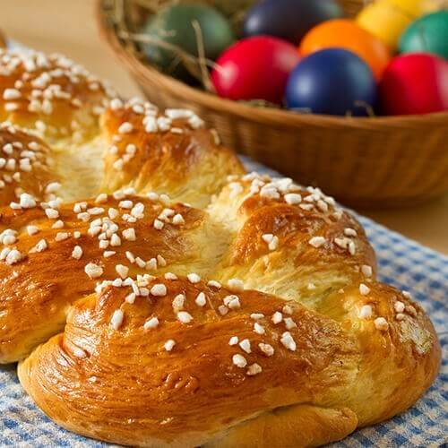 Ortasında kırmızı yumurta bulunan geleneksel tsoureki Paskalya çöreği