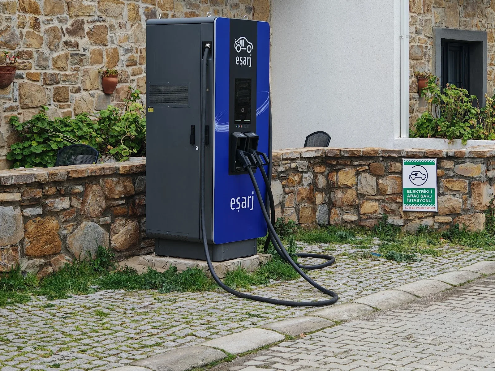 Gökçeada'da Akaryakıt ve Elektrikli Araç Şarj Rehberi (2026)