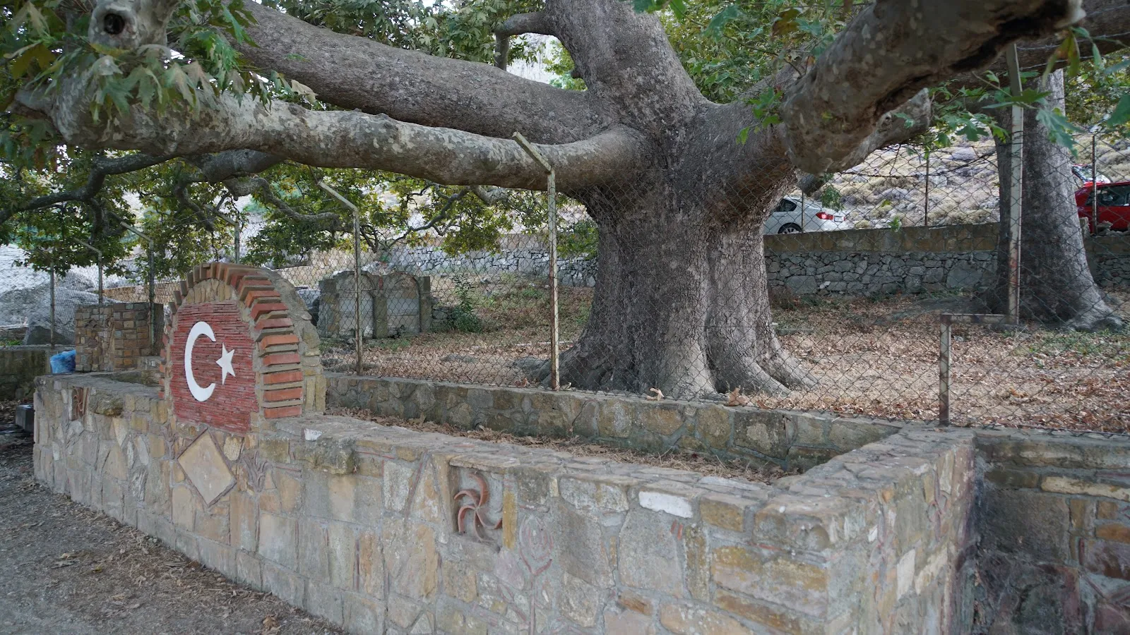 Gökçeada Tepeköy çınaraltı meydanı ve panoramik Ege manzarası