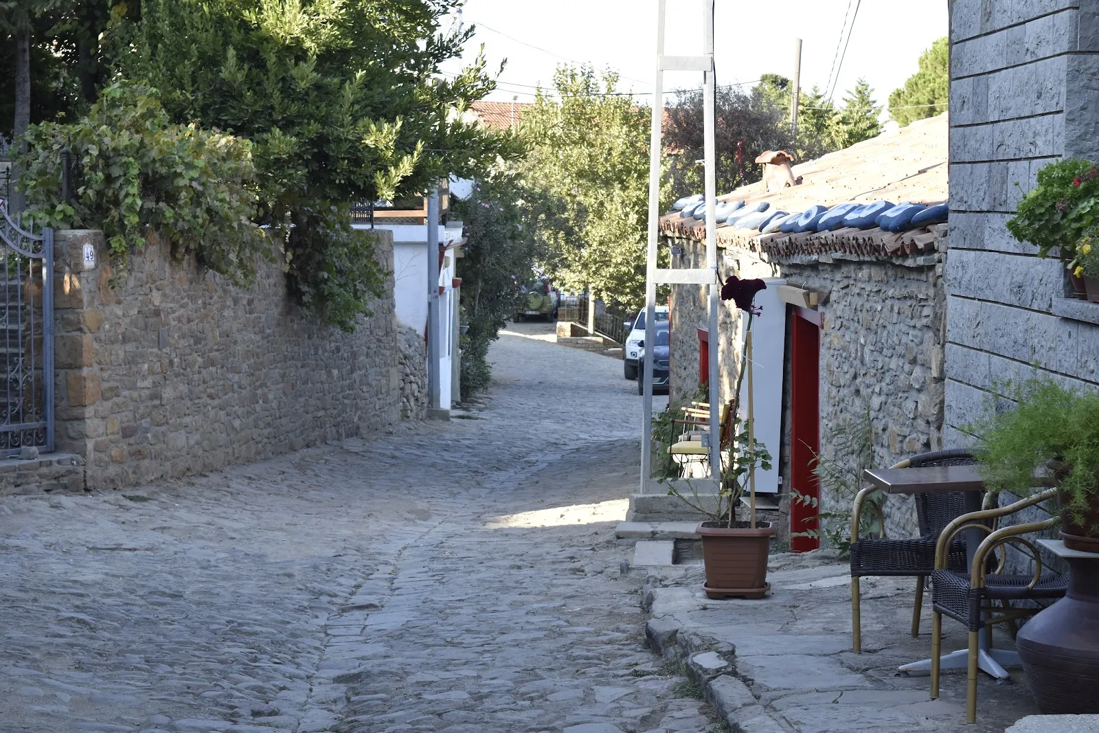 Gökçeada Rum köyünde taş evler ve dar sokak