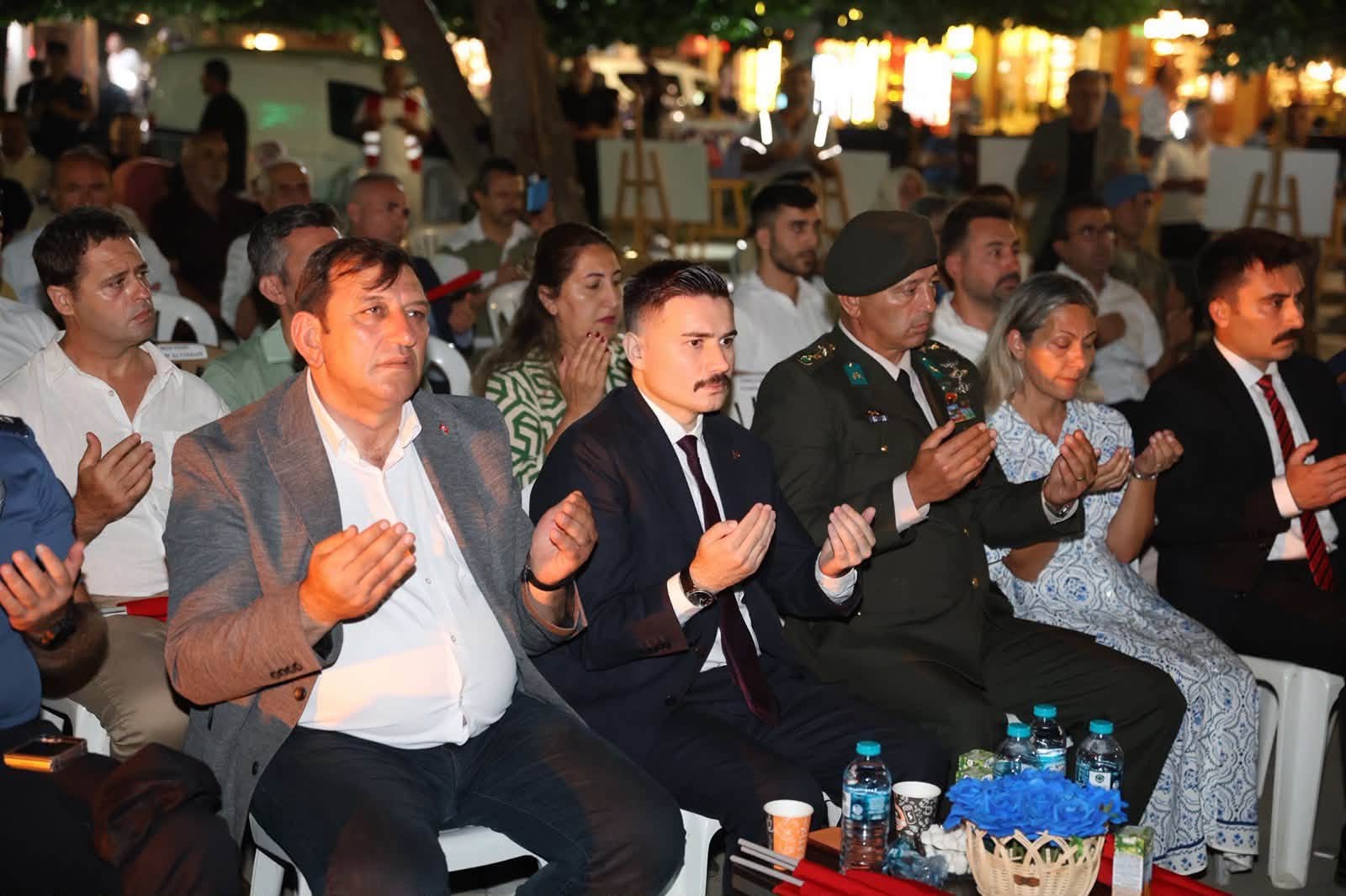 Şehit kabirlerine karanfil bırakılması