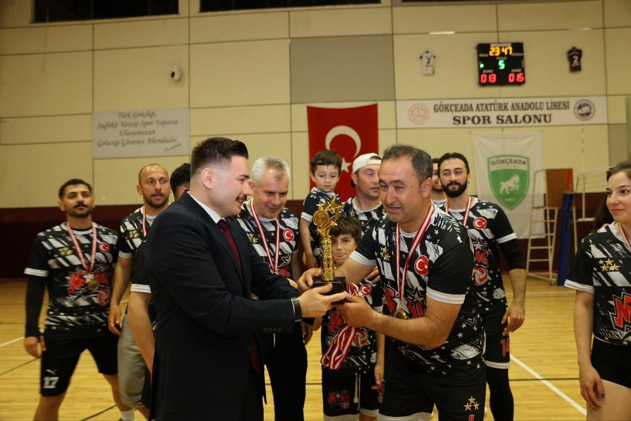 Kaymakam Osman Acar kupayı takdim ederken