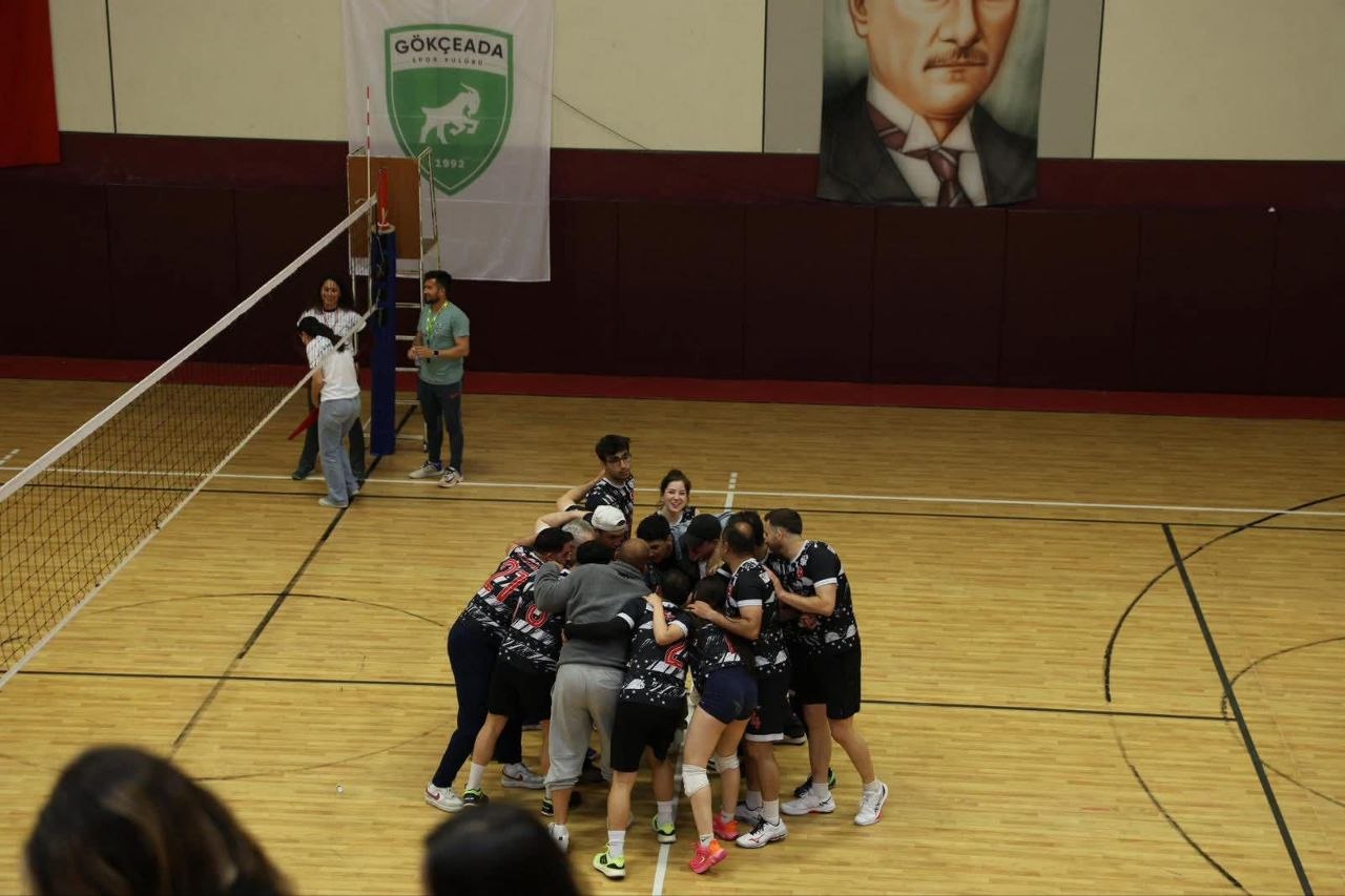 Gökçeada Spor Kulübü takım huddle
