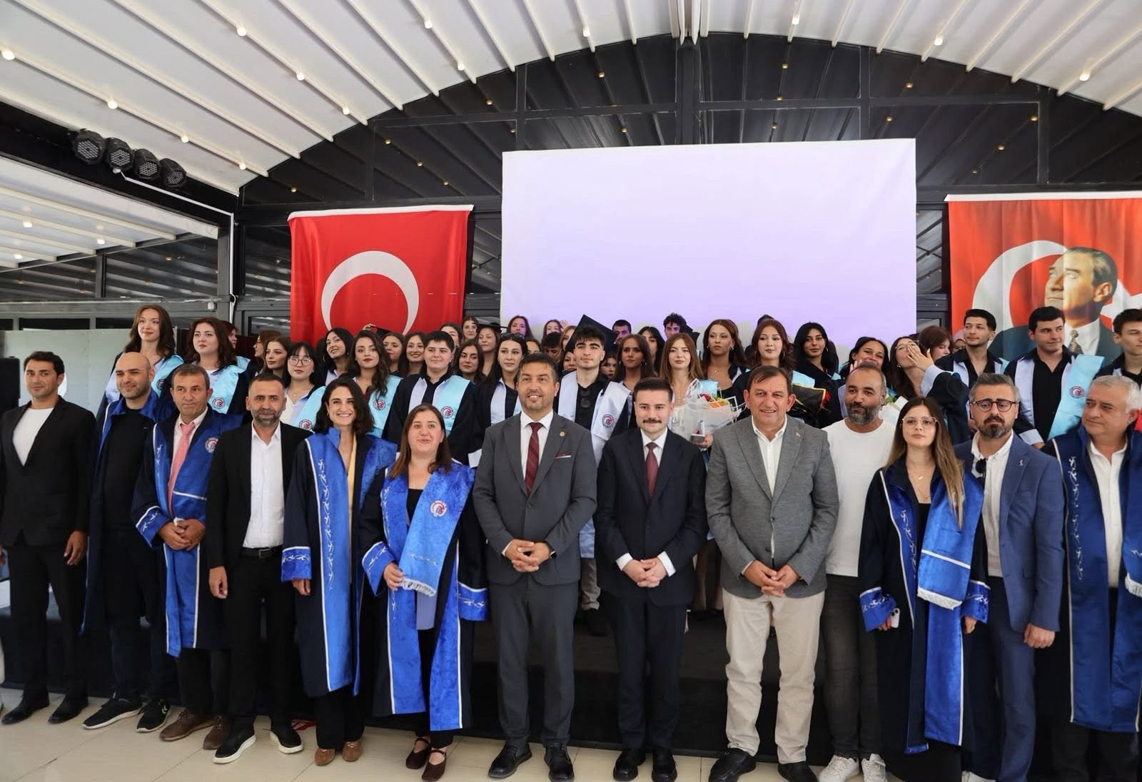 Öğrenciler kep atarken