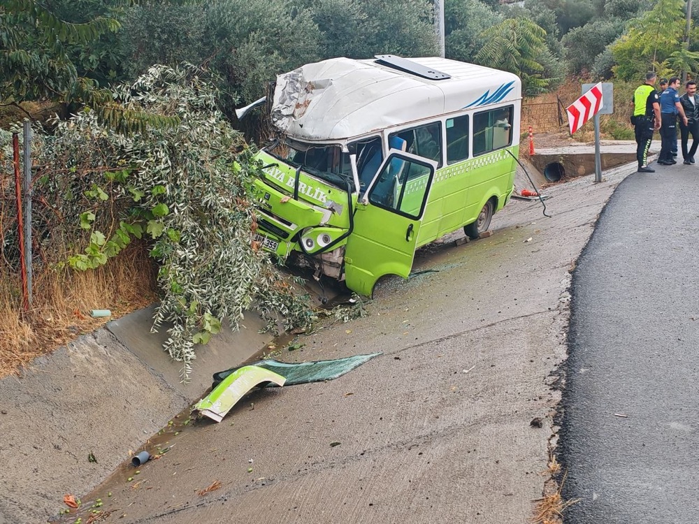 Gökçeada'da Minibüs Kazası: Yolcu Veli Kaymak Hayatını Kaybetti, 2 Yaralı