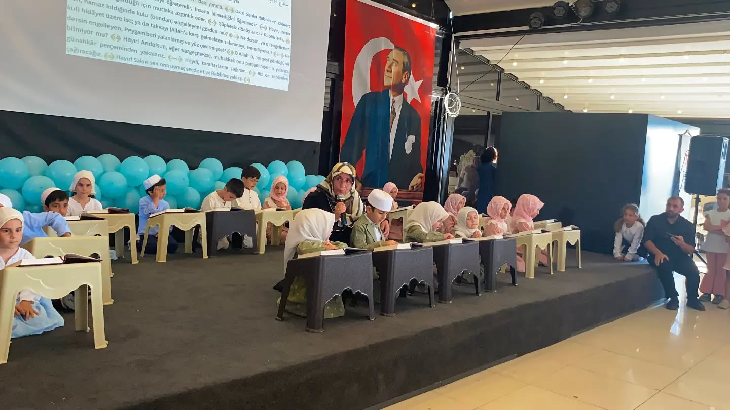 Minikler gosteri yaparken