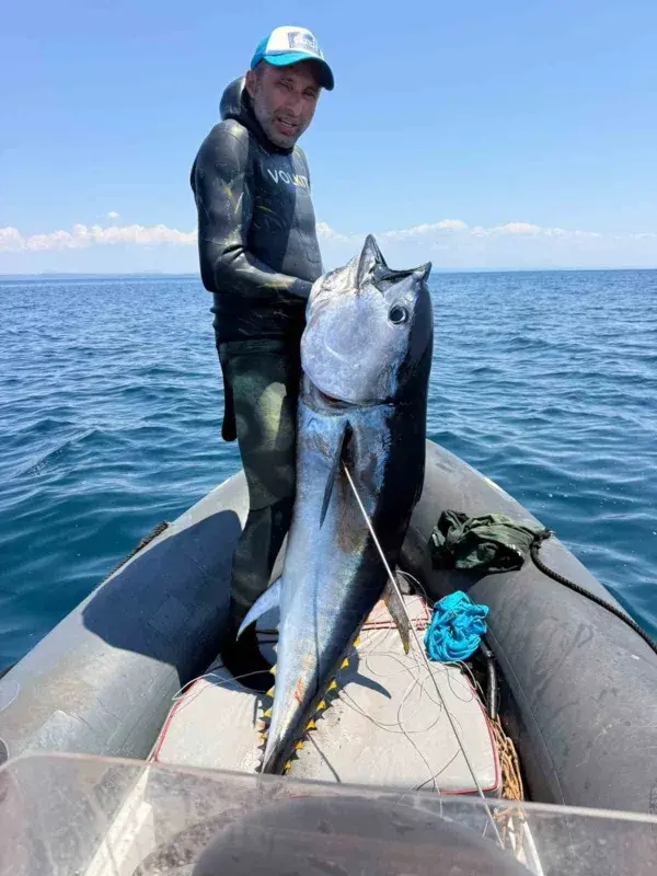 Gökçeada'da Sörf Eğitmenlerinden 65 Kiloluk Orkinos Avı
