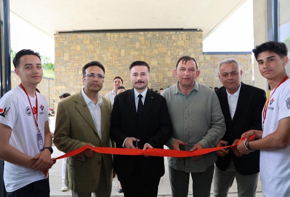 Acilis kurdelesi kesildi