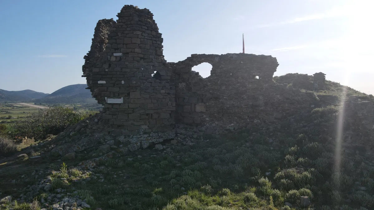 İskiter Kalesi'nden ayakta kalan bir duvar ve pencere açıklığı
