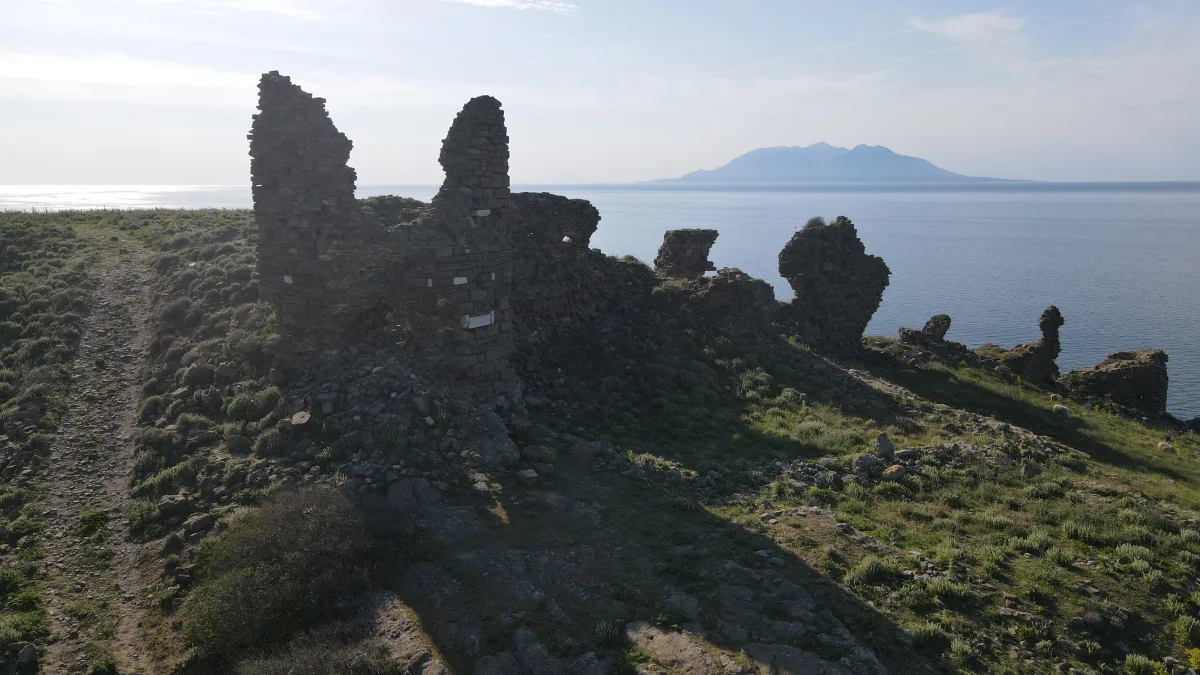 İskiter Kalesi'nin bugünkü hali: denize bakan burunda ayakta kalan taş sur kalıntıları
