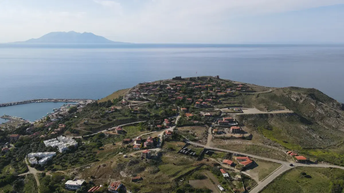 Kaleköy yarımadası havadan: denize uzanan burun ve arkada Semadirek Adası