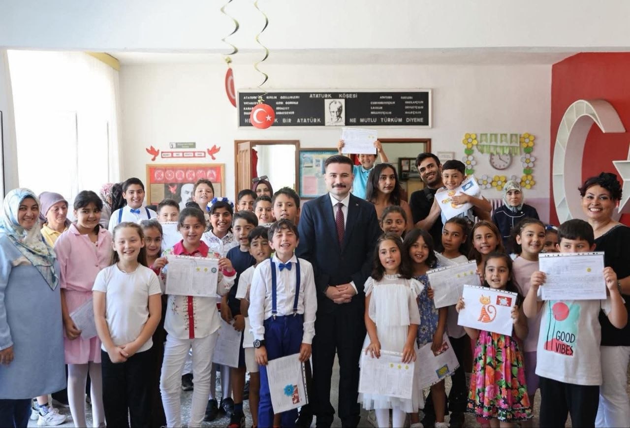 Kaymakam Acar Yenibademli Köyü İlko0mulu öğrencileriyle