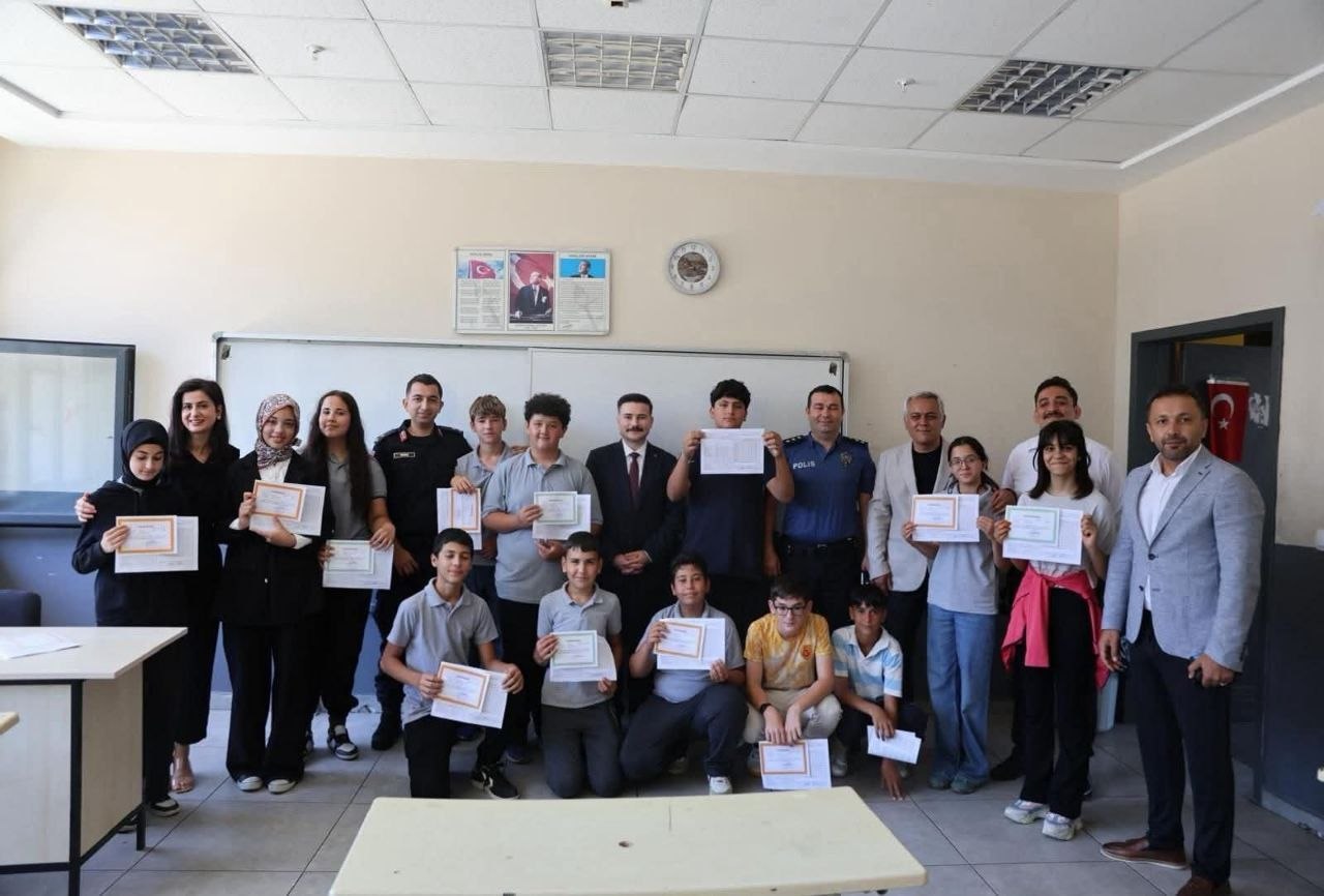 Kaymakam Osman Acar Ogrencilerin Karne Sevincine Ortak Oldu