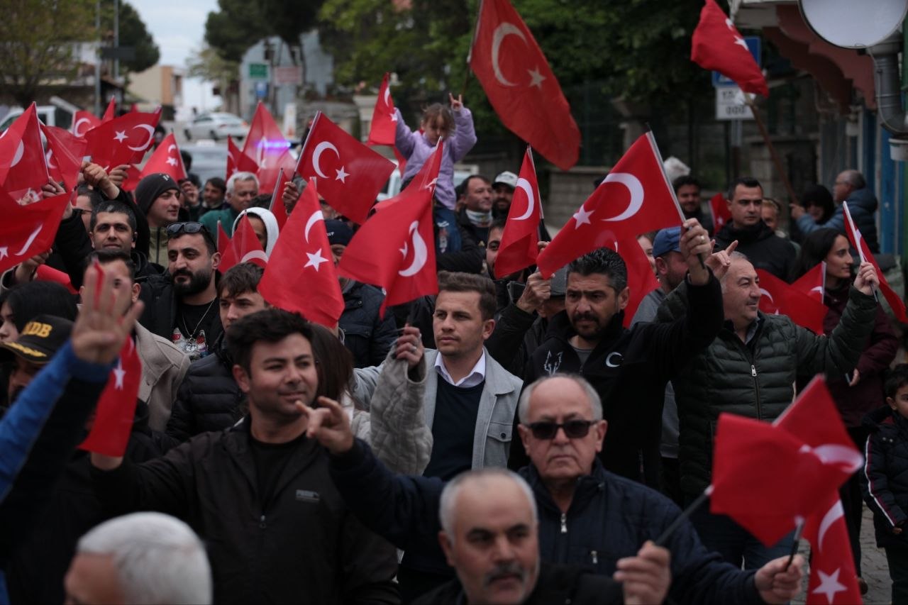 Kalabalık ve Bayraklar
