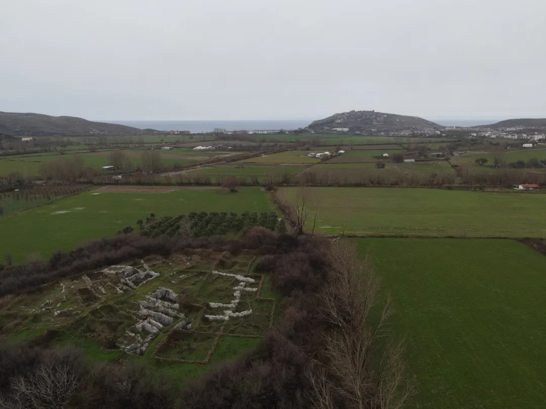 Yenibademli Höyük kazı alanı, arkada deniz ve Kaleköy kalesi